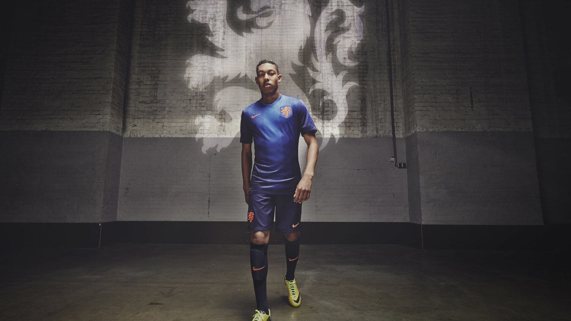 仰泳技术娴熟突尼斯保持领先，下个月属于什么时态